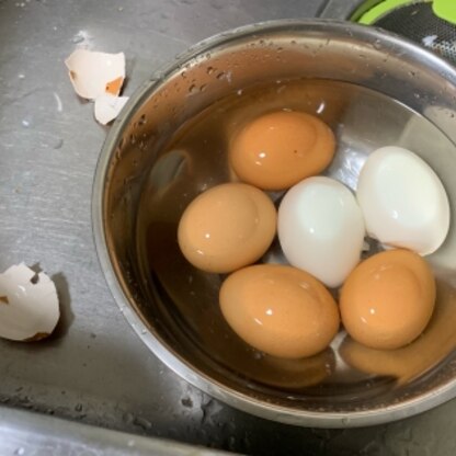 つるんと美し茹で卵にはやはりたっぷりの努力と熱量が必要なのですね…大げさ？とにかくこの方法だと手とむいた卵に殻がつきまくって、というストレスもなしですゴチソ様！